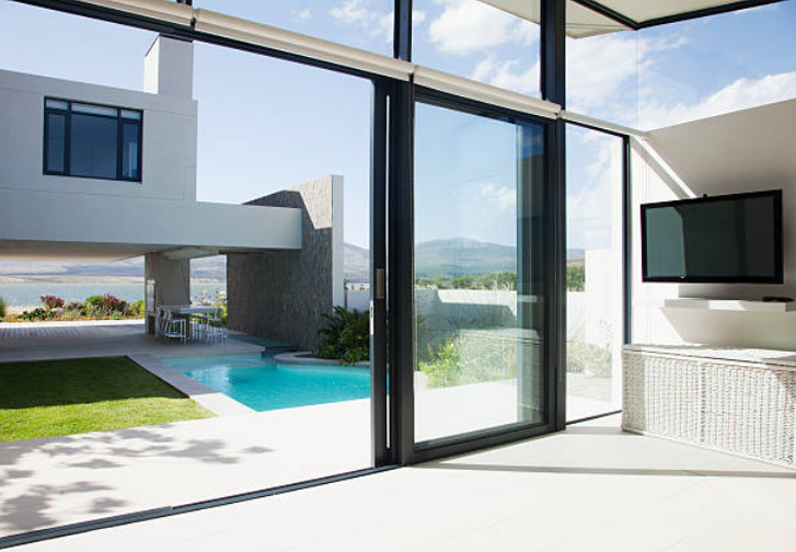 Custom-Cut Glass Solutions Transform Modern Spaces with Style